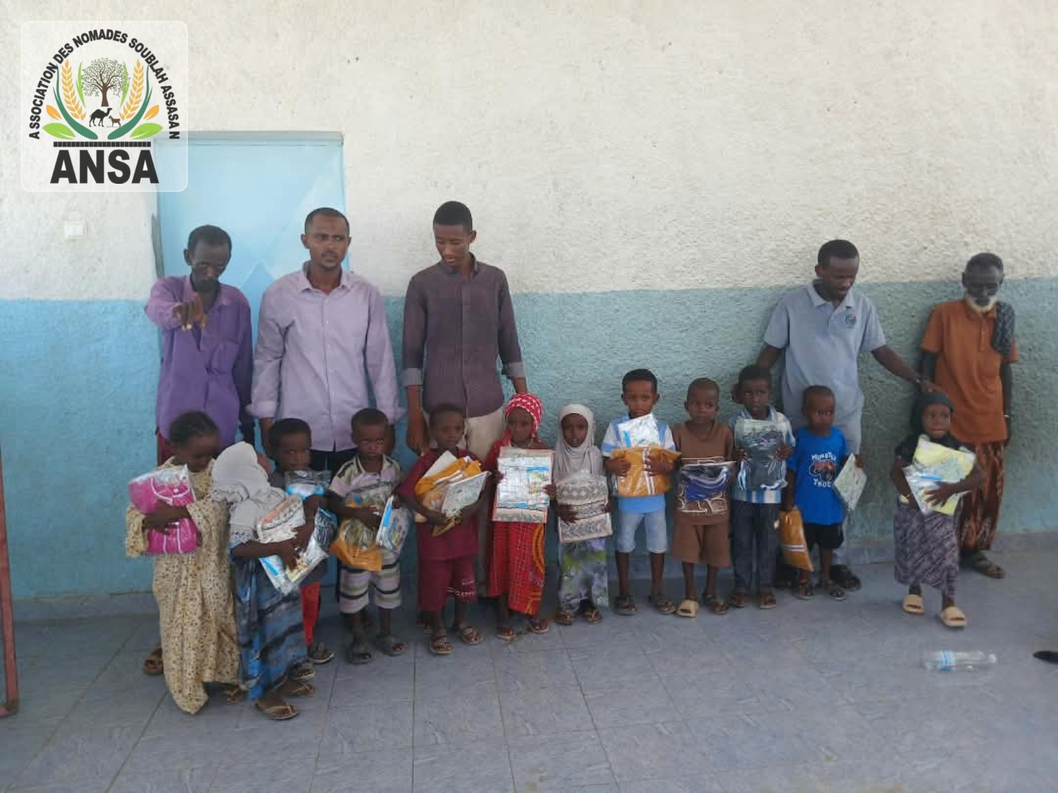 Groupe d’enfants bénéficiaires avec leurs kits scolaires à Assasan